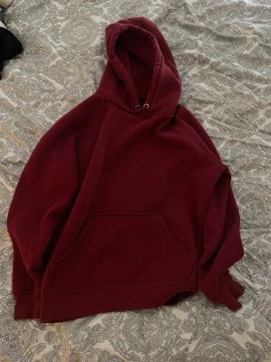 Hoodie  - Säljer denna vinröda hoodie ifrån bikbok💓
