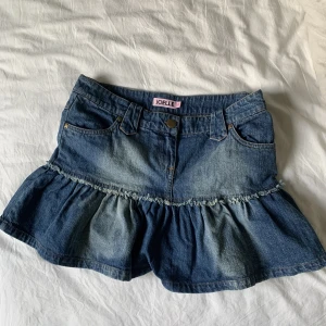 Jeans kjol - En söt jeanskjol som sitter stort på mig med xs, stl 40 men uppskattas till M (kan fråga om mått i chatt). Supersöt 💓