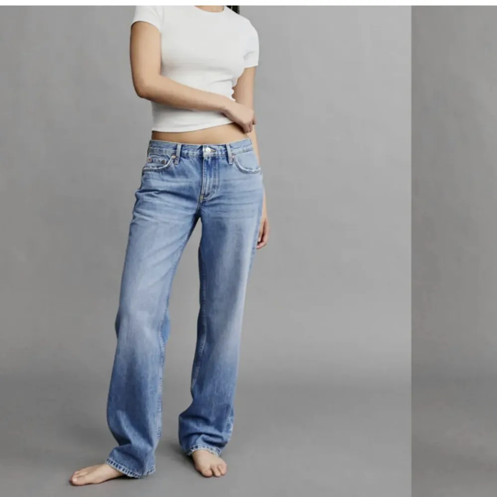 Säljer mina blåa lågmidjade jeans då dom inte kommer till användning längre, de är i fint skick!💞 köparen står för frakt☺️. Jeans & Byxor.