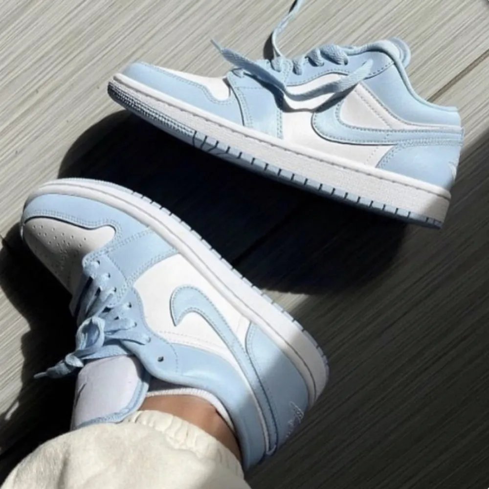 Säljer minna ice blue Jordans i storlek 38. Skor.