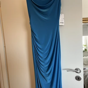 Blå maxiklänning xs  - Oanvänd klänning, inköpspris 499, kan absolut tänka mig att sänka i pris 