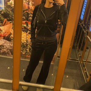 Juicy dress - Svart juicy sett. Helt ny använd Max fyra gånger. Nypris 2200kr Pris kan gå ner för snabb affär 