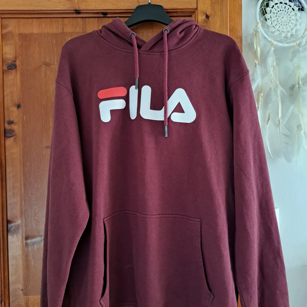 Vinröd fila hoodie i storlek M. endast använd ett fåtal gånger. Priset är diskuterbart!. Tröjor & Koftor.