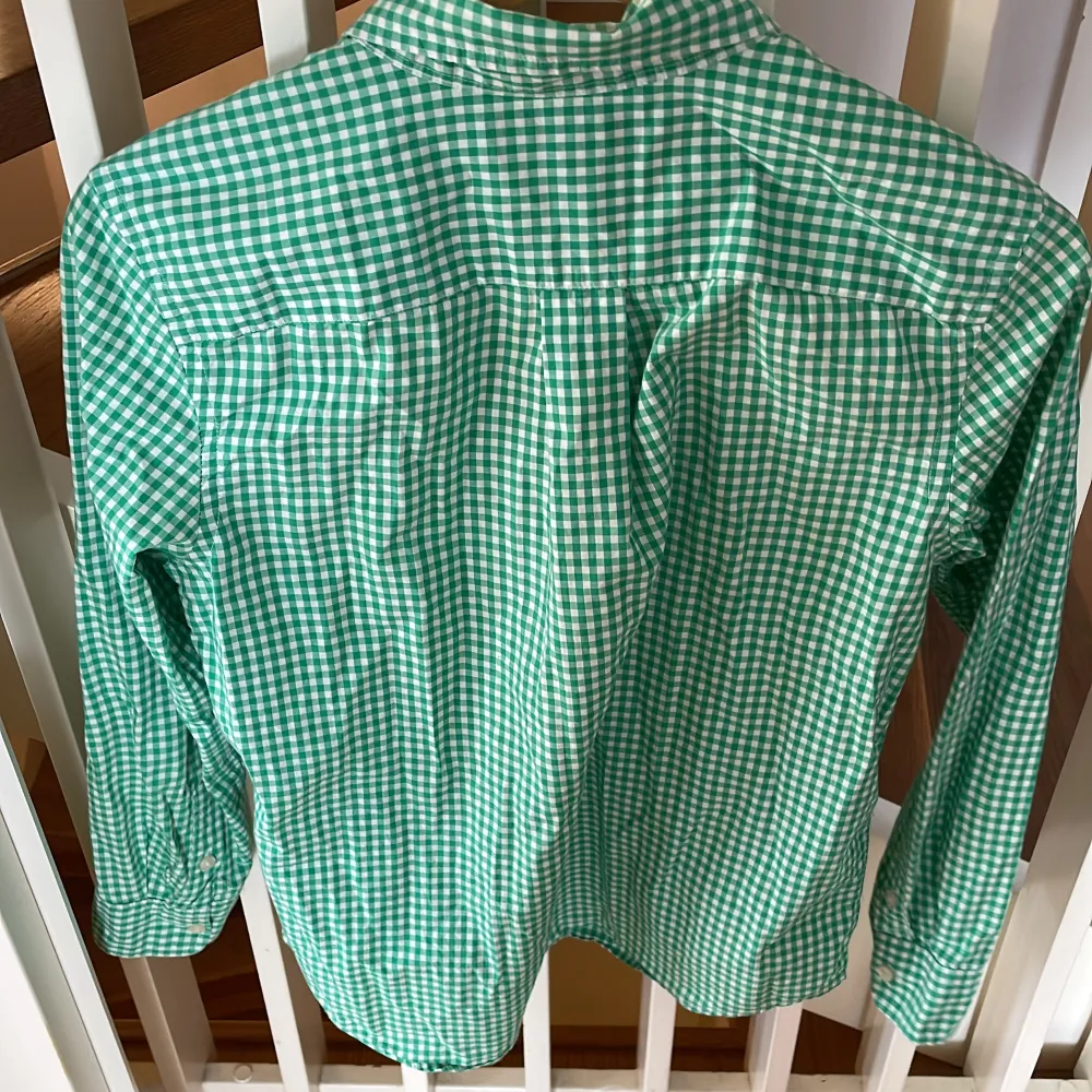 Rutig Ralph Lauren skjorta. Som ny, använt ett par gånger innan den växte ur mig. Strlk 14-16 L skulle säga att runt 16 år är perfekt. Skjortor.