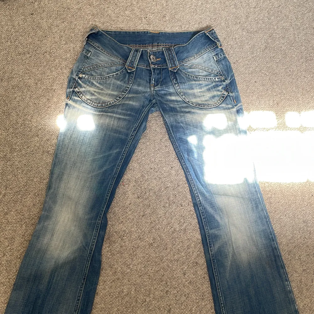 jätte snygga jeans från pepe jeans men tyvärr för stora för mig :( 44cm över midjan & 85cm i innerbenslängd!. Jeans & Byxor.