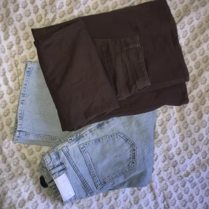 Två par jeans - Ett par ljusa jeansfergade och ett påsk bruna jeans, bara prov använda någon enstaka gång superfint skick. Säljer gör tycker de var lite för stora på mig.