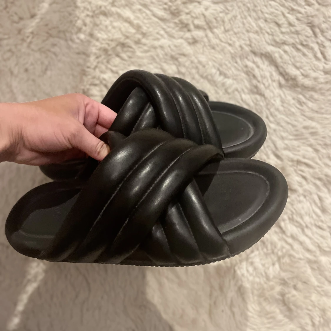 Tofflor i läderimitation