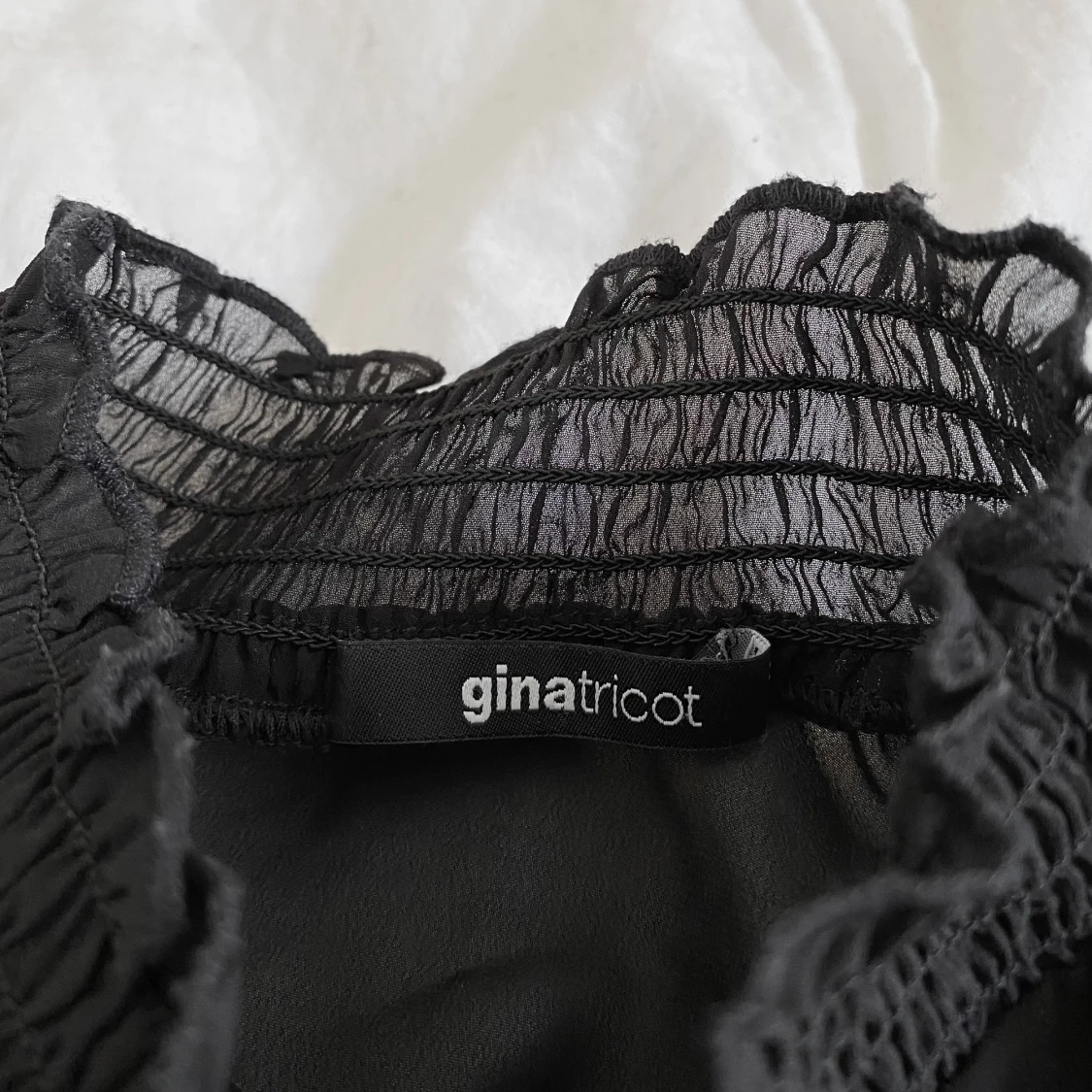 Svart genomskinlig blus