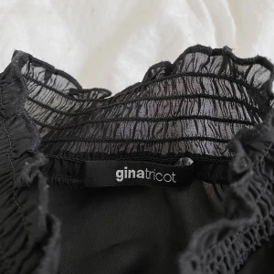 Svart genomskinlig blus  - En superfin svart blus i genomskinligt tyg. Köpt via Sellpy men den är från Gina Tricot. I fint skick!