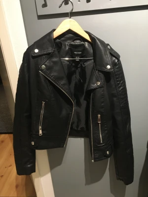 Skinnjacka  - Jättesnygg skinnjacka från Vero Moda, tyvärr nästan aldrig använd då jag insåg att det inte var min stil längre. Passar till i princip allt och är riktigt snygg att ha tex över en klänning på sommaren eller till ett par jeans. Hör gärna av er vid frågor💞💞