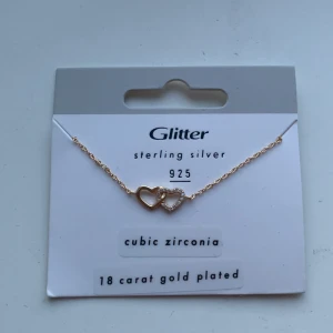 Guldarmband  - Ett guldarmband med två hjärtan helt oanvänt kvar i orginalförpakningen. 18 carat guld och anledningen vill attt jag säljer är för att jag ångrade mig och har inte kvar kvittot. Orginalpris 249kr