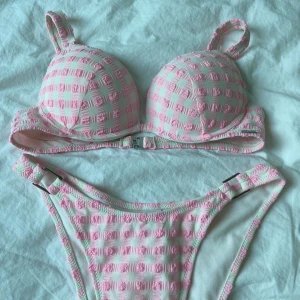 Bikini - Säljer denna bikini från new yorker. Den ser lite gul ut men det är bara på bilden den ser inte ut så i verkligeheten. Överdelen är i 75A och underdelen i XS