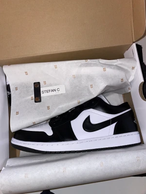 Jordan 1 low Panda (W) -  Jordan 1 low ”Panda” (W) Skorna är helt nya köpta från Nike, kvittot finns så klart. Skriv PM om fler info eller bilder,  kan fraktas alternativ meet up i Stockholm 