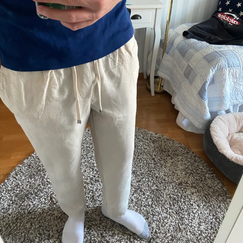 Linnebyxor i mycket bra skick endast använda fåtal gånger. Säljes pga för små för mig. Midjemått 82 cm, ytterbenslängd 94 cm. Jeans & Byxor.