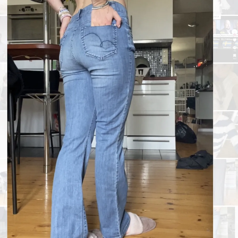 Ljusblå Lågmidjade jeans!! Så snygga! Midjemått 78cm och innersöm 82cm 🫦🫦. Jeans & Byxor.