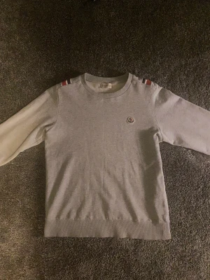 Moncler sweatshirt  - Tjena säljer denna moncler sweatshirt fint skick SIZE 14y sitter som xs 