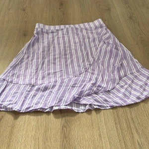 Kjol  - En helt oanvänd kjol som är i bra skick!