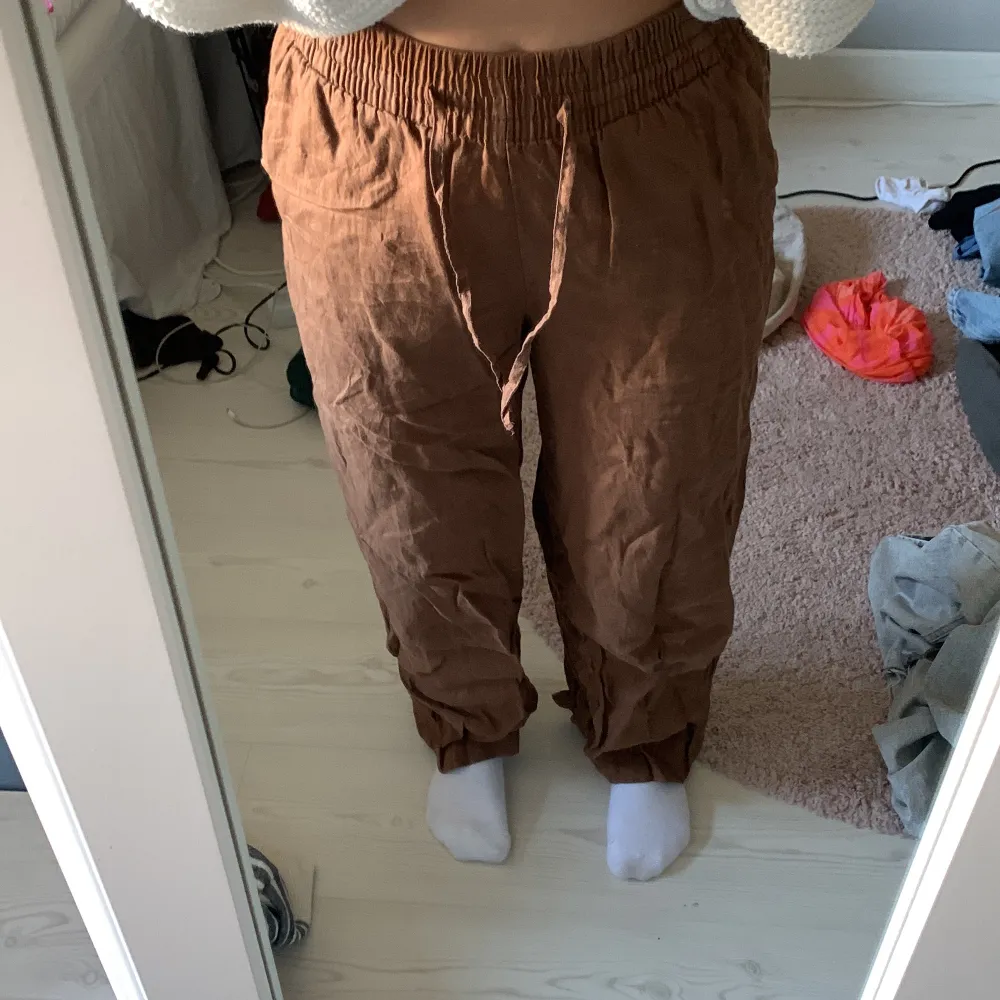 Bruna linnebyxor från Gina. Dom är midwaist-highwaist, använd ett fåtal gånger. Väldigt sköna och fina. Bra i längden för mig som är 158. Det är storlek 32 men sitter som strl 34/36. Jeans & Byxor.