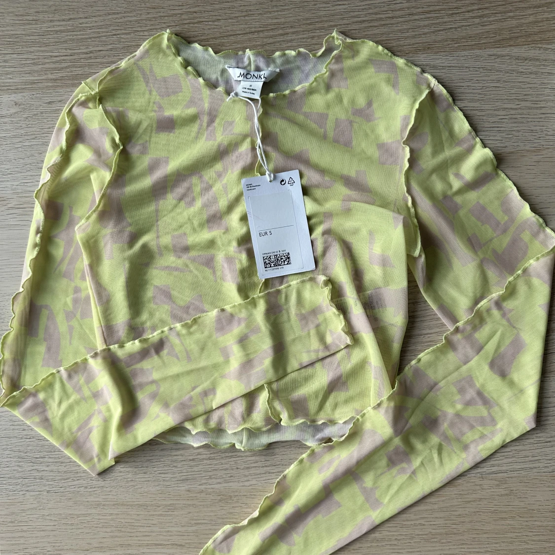 Neon gul topp från Monki 