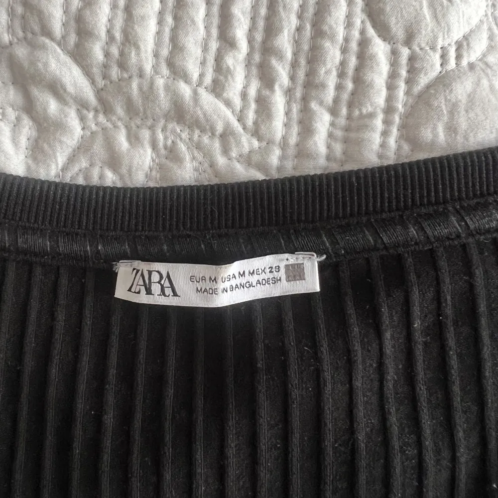 Svart långärmad tröja från Zara. Använt endast ett få tal gånger, därmed bra skick. Storlek M. Köparen står för frakt.. Tröjor & Koftor.