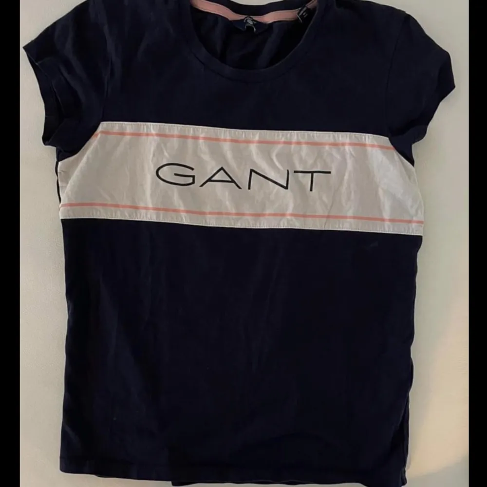 Säljer min Gant t-shirt då den inte kommit till använding på länge. Bra skick, använd få gånger. Barn strl men passar mig som har xxs/xs. Nypris runt 400, säljer för 70kr😊. T-shirts.