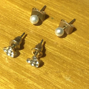 Örhängen - Superfina örhängen som inte är handgjorda! Ett par hjärtan med strassdiamanter och ett par vanliga basic vita pärlor. Tryck inte på köp nu, då blir det fel med frakten osv. Skickar med postnords frakt (15kr) Skriv på dm vid intresse:) Nickelfria: 🤷🏼‍♀️