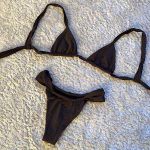 Säljer denna sjuuukt fina bikini från Fl Swimwear då bikinitoppen tyvärr är för liten och där med aldrig använd 🥺Storlek XS i båda delarna och nypriset var 1498 kr 🫶🏼