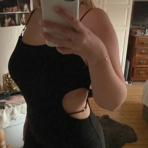 Fest klänning - Fest klänning med hål i sidorna, från Bershka, använd på bild. Storlek M men liten i storlek