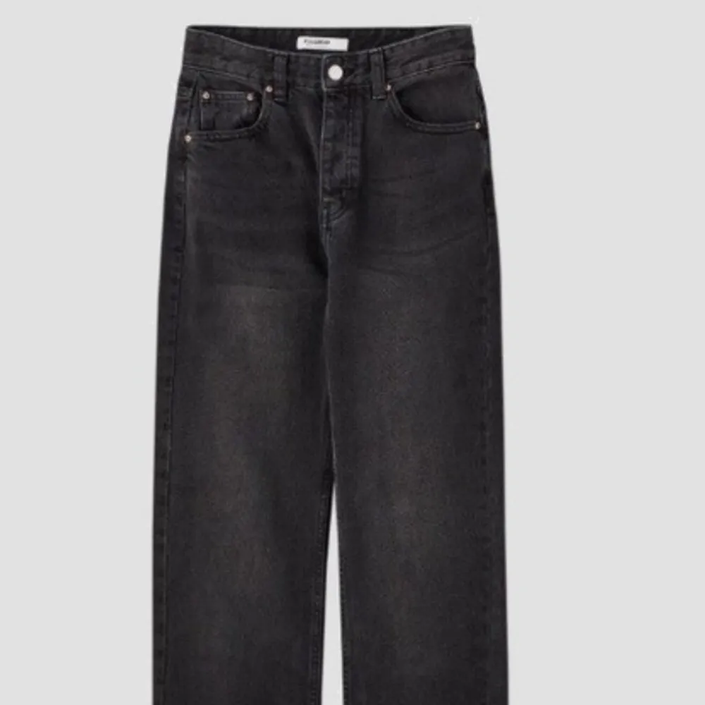 Perfekta jeans från pull and bear, raka i modellen. Finns inte att köpa på hemsidan mer!! 💖 oanvända. . Jeans & Byxor.