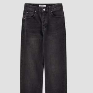 Perfekta jeans från pull and bear, raka i modellen. Finns inte att köpa på hemsidan mer!! 💖 oanvända. 