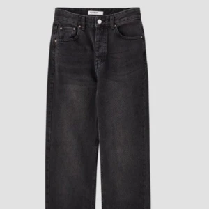 Pull and bear jeans  - Perfekta jeans från pull and bear, raka i modellen. Finns inte att köpa på hemsidan mer!! 💖 oanvända. 