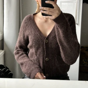 Stickad tröja - Stickad tröja med knappar från BikBok, 38% alpaca och 25% ull (inte sticksig). Tror den kostade 500kr ny, har bara använt den ett par gånger!