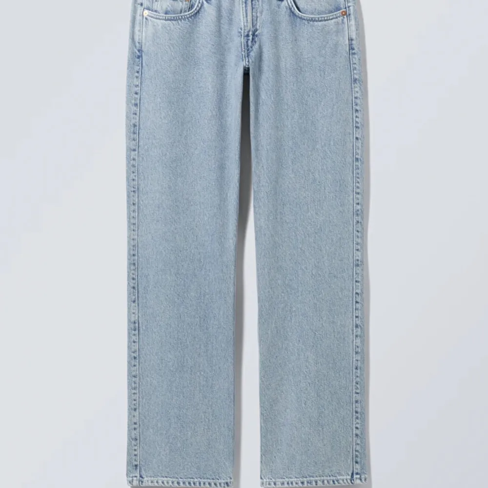 Hej! Säljer ett par lågmidjade jeans från weekday. De är i storlek w30 l32. I nyskick! . Jeans & Byxor.