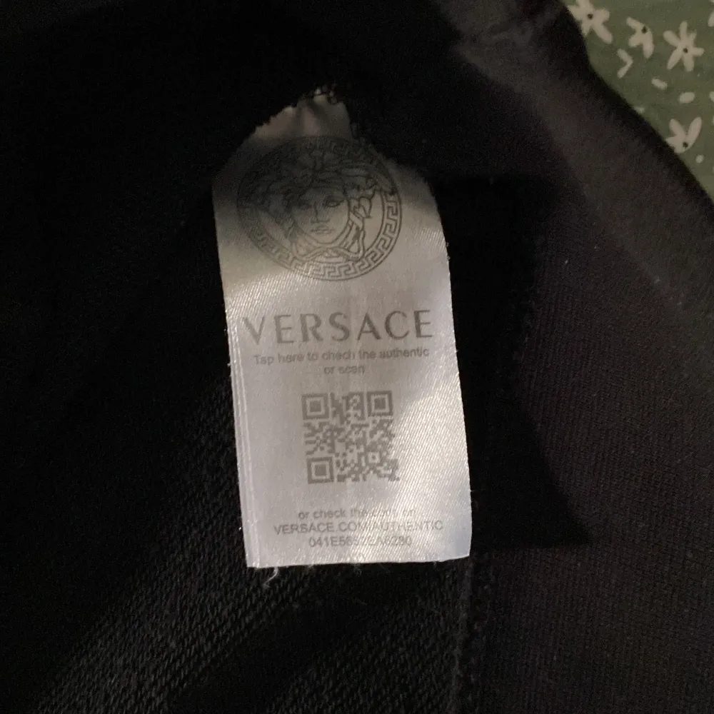 Tjena tjena. Nu säljer jag min Versace tröja, väldigt sällsynt modell. Den e som ny inga hål eller andra defekter. Storlek S men passar även som M. Köpte tröja för 3,750. Hoodies.