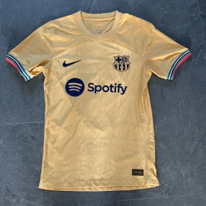 Barcelona kit 22/23 borta S - Riktigt bra kvalitet borta match kit 22/23 storlek S, Lewandowski nummer 9 på ryggen!