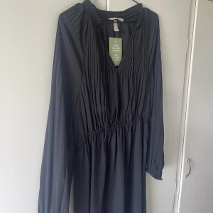 Söt klänning  - Helt oanvänd klänning i mörkblått! Perfekt för middagar nu när det börjar bli lite varmare ☀️