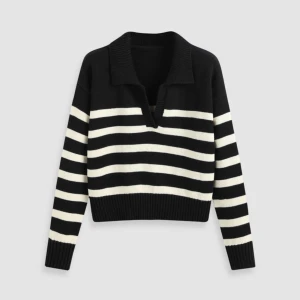 Randig stickad tröja - Skicka meddelande om du vill ha bild på. Står att det är en L men är mer S. Skön och snygg. Orginalpris: 295kr