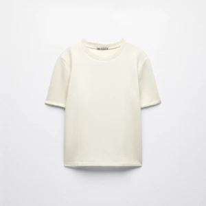 Stickad t-shirt  - Superfin stickad tröja som passar Perfekt till sommaren! 🌼Fint skick och bara använd någon gång. Köpt här på plick💕