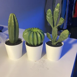 Fake mini plantor - Mini plast fake kaktusar runt 10 cm höga och ca 3-5 cm breda med vit fake kruka, 25kr (utan frakt)