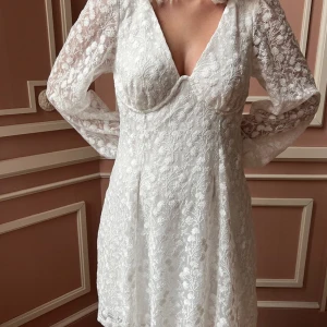 Vit klänning från Gina Tricot - Säljer denna superfina klänningen som är helt oanvänd. Lappen finns kvar och allt. Den är så fin till studenten eller att vara fin i till sommaren💕  Priset kan diskuteras😌