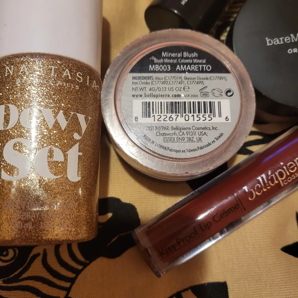 Mineralfoundation och mineralpuder med tillhörande borste från BareMinerals. Sedan mineralläppstift som sitter som berget. Sen abh setting spray. Allt oöppnat. Vid snabb affär bjuder jag på spårbar frakt eller 2 sminkprodukter (överraskning). . Beauty.