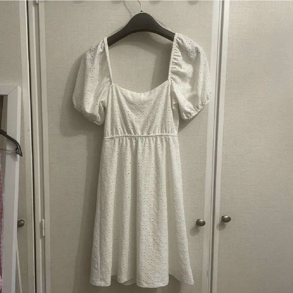 Säljer min vita klänning som enbart är testad pga jag köpt en ny💓Passar mig som är XS/S. Är perfekt till studenten eller skolavslutningen💓GRATIS frakt!!!. Klänningar.