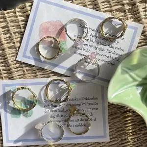 Säljer handgjorda kristallringar💗⭐️ finns att göra i de flesta kristallerna du kan tänka dig och alla kommer med en unik beskrivning över dess egenskaper🥰 finns i både guld och silver och de görs utefter din ringstorlek💗💗Frakt 13kr🥰