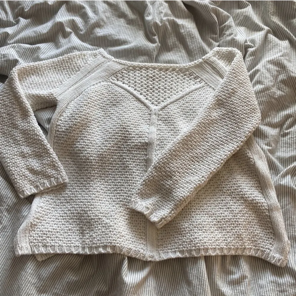 Säljer denna virkade/stickade tröjan då den är för liten. Jätte söt och perfekt till sommaren då den inte är så tjock. I jätte fint skick. Pris kan diskuteras💕köparen står för frakt (tror den är från zara från början). Stickat.