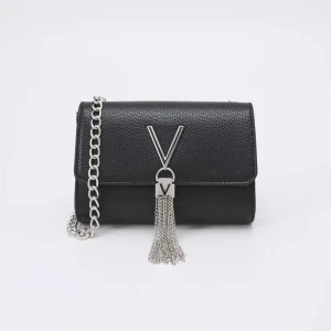 Valentino väska - Säljer min fina valentino väska, kom privat för egna bilder. Skick skulle jag säga 7/10 därav billigt pris. Köpt på zalando för ca 700!