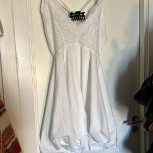 Kort vit klänning med spets och öppen rygg i storlek 40/42