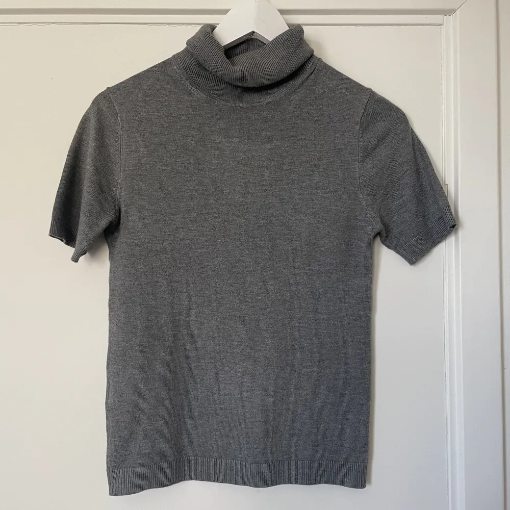 Säljer min gråa fint stickade tröja från Mango  Höjd (hals till botten) - 57 cm Bredd - 38 cm Armlängd - 23 cm. T-shirts.