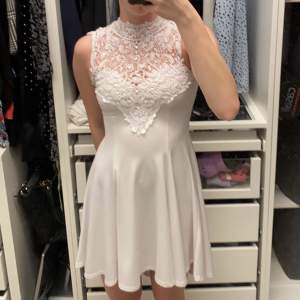 Jätte fin vit klänning som passar jätte bra till student eller skolavslutningen! Köpt på bubbelroom, 350kr+frakt(pris går att diskutera)💓använd endast 1 gång