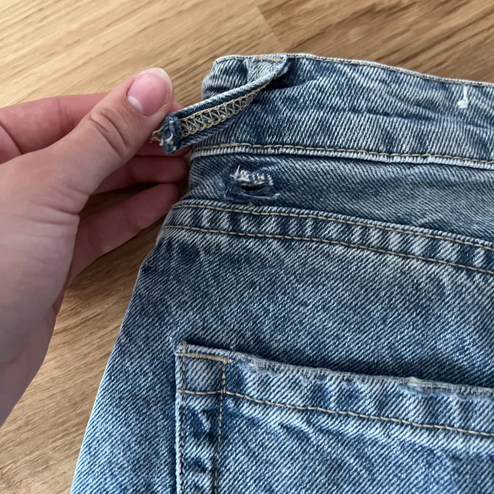 Säljer dessa jeansshortsen som är avklippta från ett par Strandivarius jeans. Säljer då dom inte passar. Jeansen har en liten skada som syns på tredje bilden. Inget som syns mycket i verkligheten. Köparen står för frakten, pris kan diskuteras🩷. Shorts.