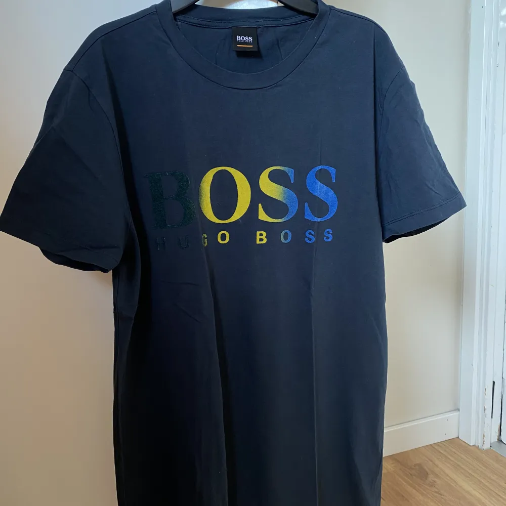 Snygg enkel Boss T-shirt som ej används längre. (sparsamt använd) cond 9/10. T-shirts.